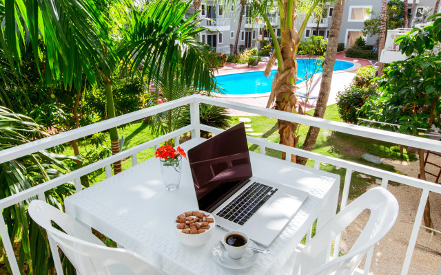 Hotel Tropicana Suites Deluxe Beach Club & Pool
