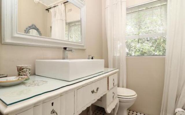 Three Oaks Bed  Breakfast