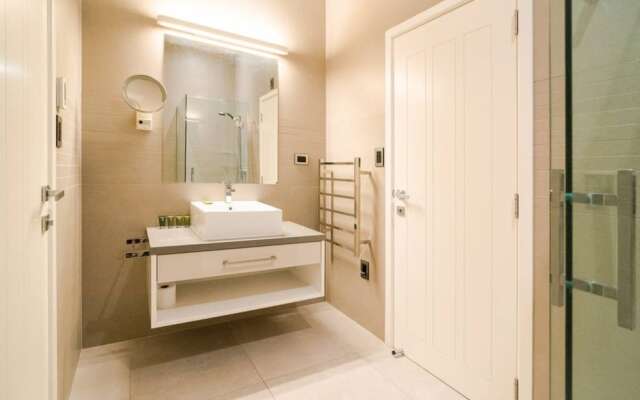 Karaka Luxury Vacation Home with Pool