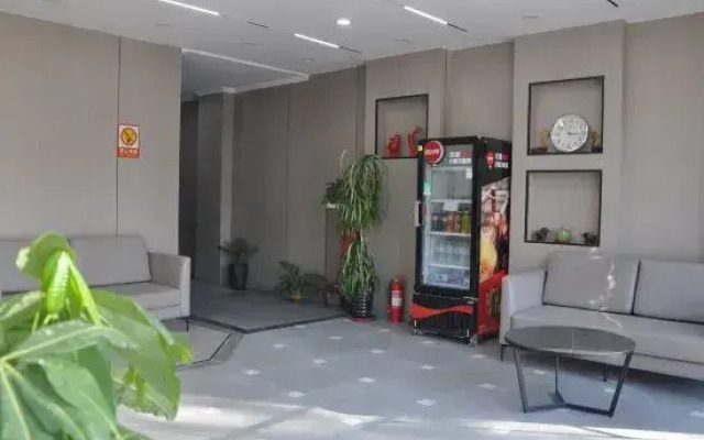 Aike 100 Theme Hotel (Qingdao Chongqing North Road Liuting Subway Station)