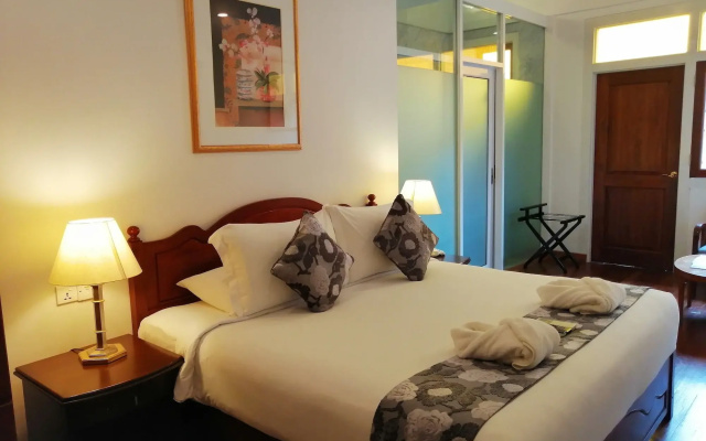 Heeren Straits Hotel