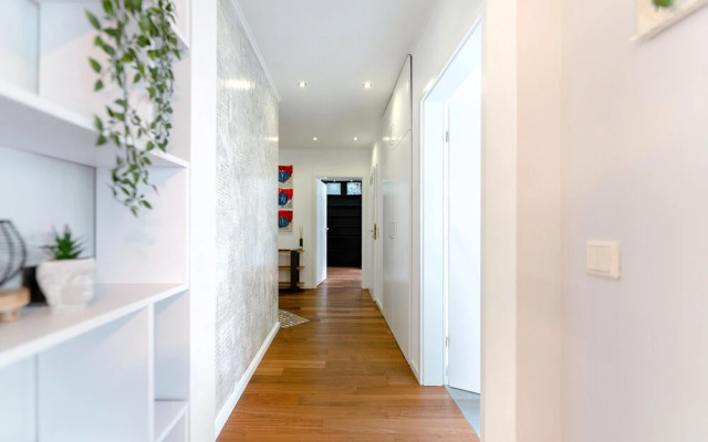 Stylish Open 1BR Apt in Cents w Balcony