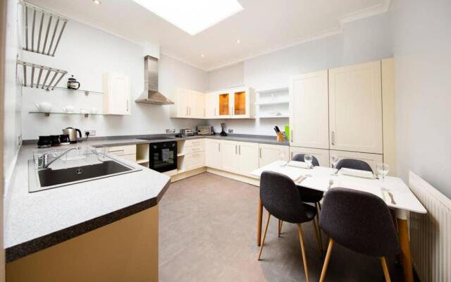 Clifton Spacious 3 Bed Apt & Parking-Simply Check In