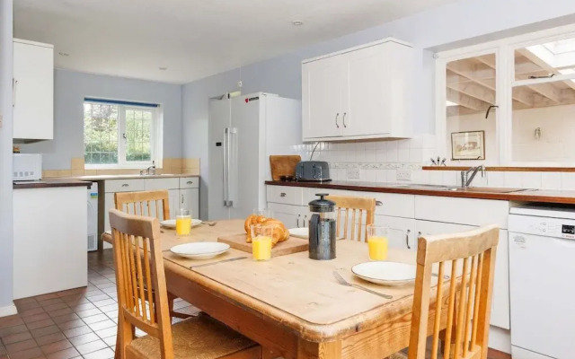 Charming Beach Getaway - Spacious 4BR Sunny Garden