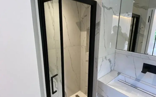 Stylish 2 Bed Flat with Parking