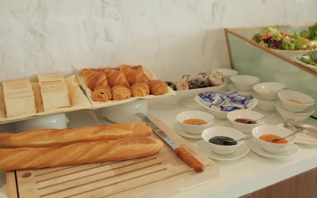 Yarra Ocean Suites Danang
