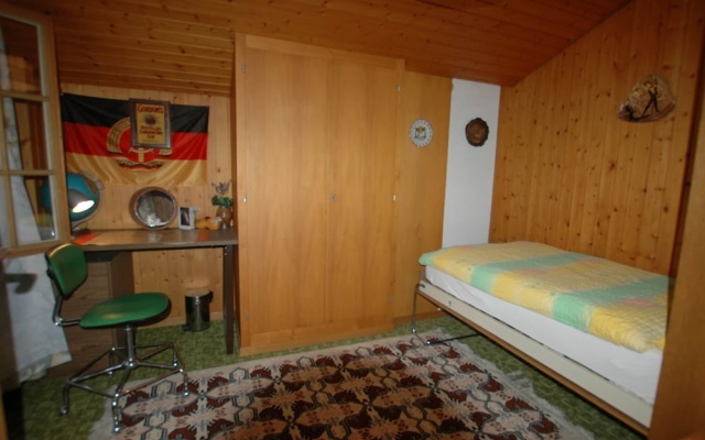 Pristine Home in a Charming Village, Large Grassy Sunbathing Area, View of the Mönch and Jungfrau – Guest Rooms – Wilderswil