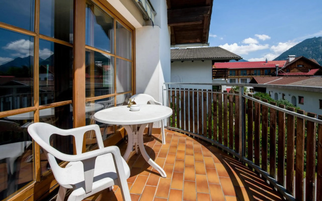 Wonderful bright apartment with balcony & garden