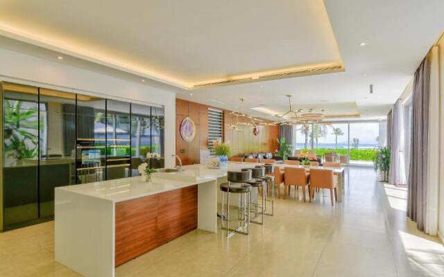 Five Stars 5 Bedrooms And 1 Movie Room Beachfront