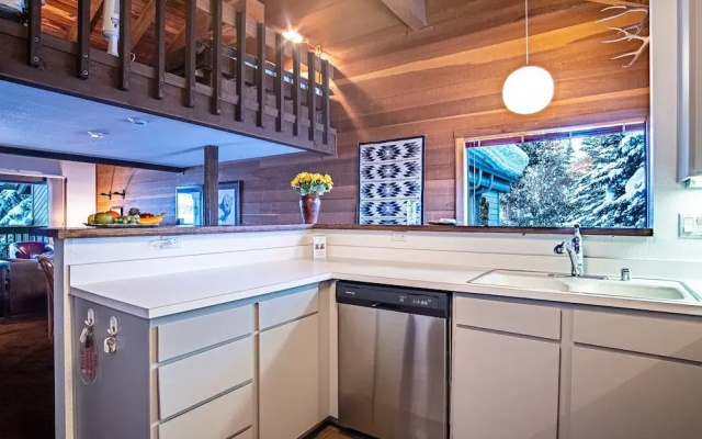 Snow Creek 1553 - Ski-in/ski-out + Pool & Hot Tub