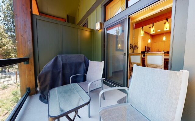 Solstice 18 Beautiful and Modern, Private Washer Dryer, Close to Eagle Lodge by RedAwning