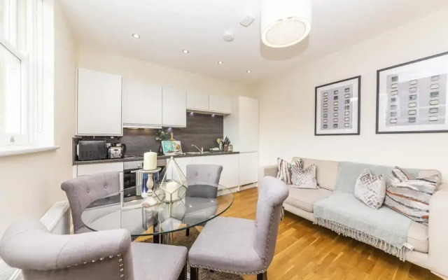Modern Two Bedroom Apartment in Hammersmith -205a