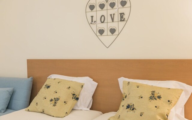 Apartamento A Francos Artist Painting 1