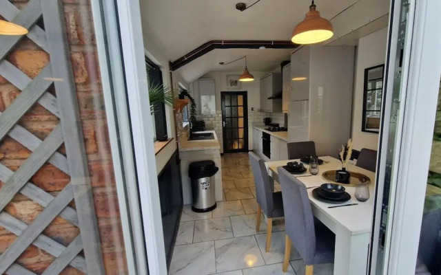 Charming 4-bed House in Wednesbury