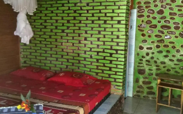 Lucky Bamboo-Bukit Lawang-Bungalows-Restaurant,Direct On The Jungle Border and Jungle Trekking Tours – Guest Rooms – Bukit Lawang