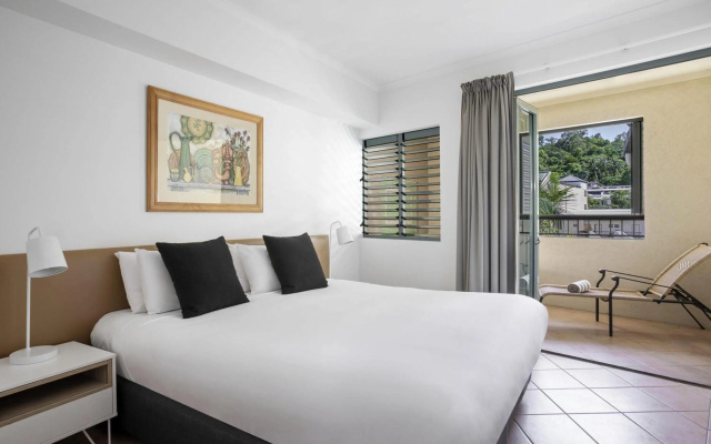 Mantra In The Village – Guest Rooms – Port Douglas