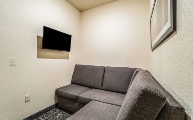 Cobblestone Hotel & Suites - Newport