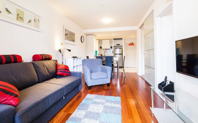 WESLEY, 2BDR Carlton Apartment