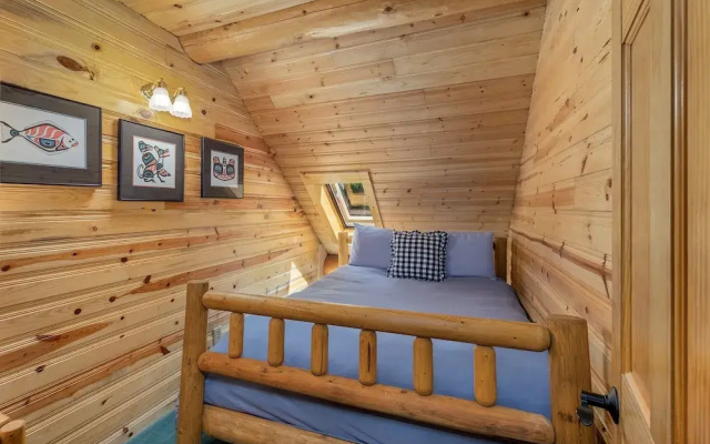Soaring Pines Lodge 1 Bedroom Home by NW Comfy Cabins by RedAwning