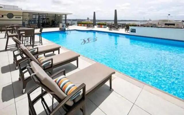 Lovely Bright Apt w/ Pool and Gym by Zodiak Stays