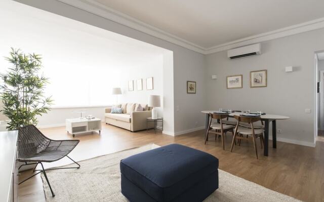 Elegant and Bright Apt Estoril by LCH