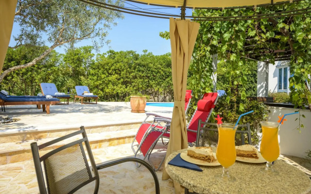 Villa Piano - Four Bedroom Villa With Terrace and Swimming Pool