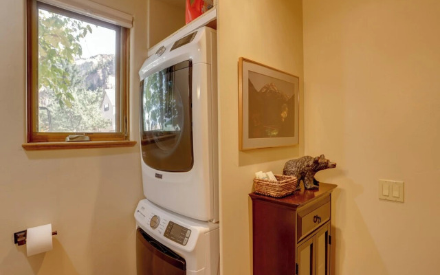 Patio & Mountain Views: Central Ouray Getaway!