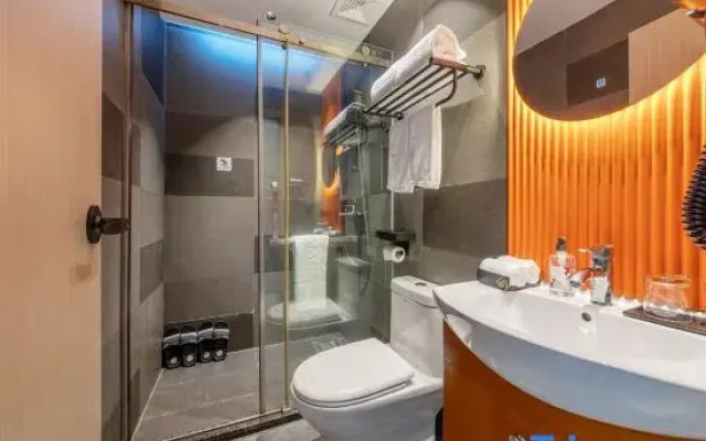 Borrman Hotel (Guangzhou Fangcun Huadewan Subway Station)