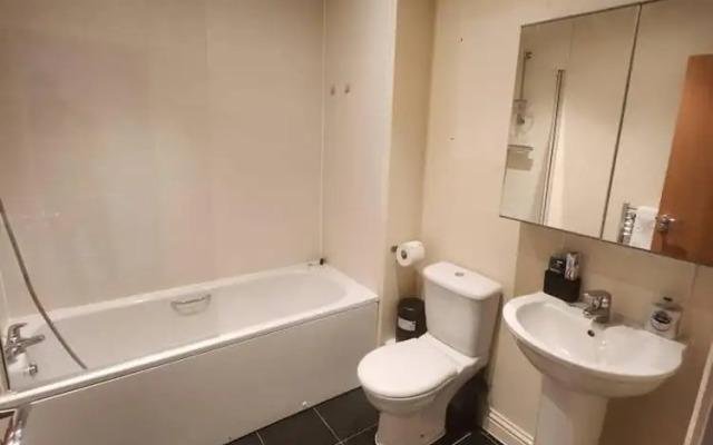 Beautiful 4 Bedroom Home With Parking by Lakeside