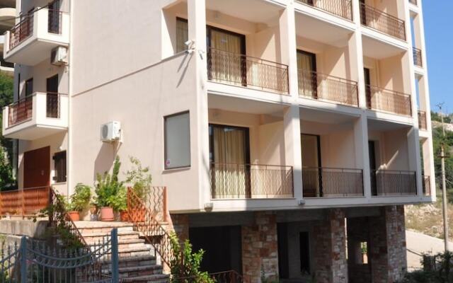 Nikos Hotel and Apartments