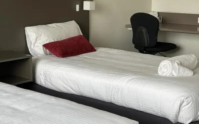 Country Roads Motor Inn