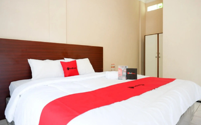 RedDoorz Plus near Stadion Wijaya Kusuma