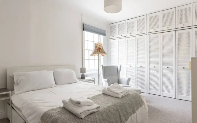 Bright And Elegant 3 Bedroom Seafront Apartment