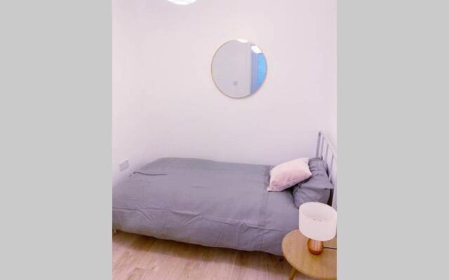 Stylish 3 Bed House + Free Parking + Great Location