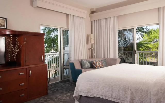 Courtyard Charleston Waterfront by Marriott