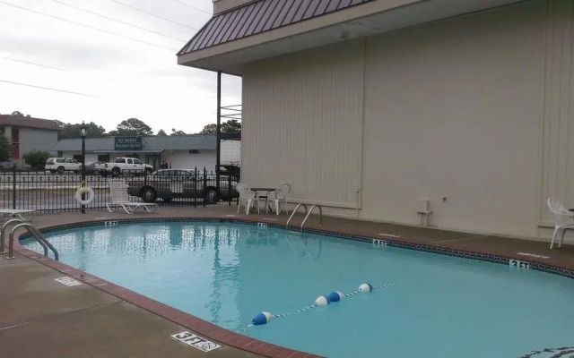 Candlewick Inn And Suites