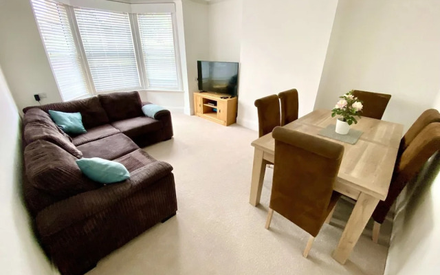 Spacious Two Bed Apartment in Poole