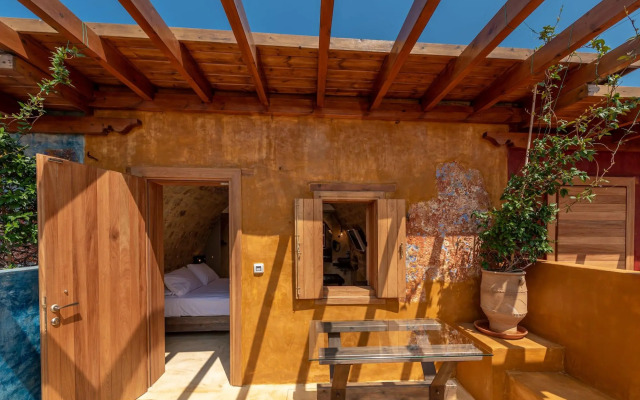 10GR Boutique Hotel and Wine Bar