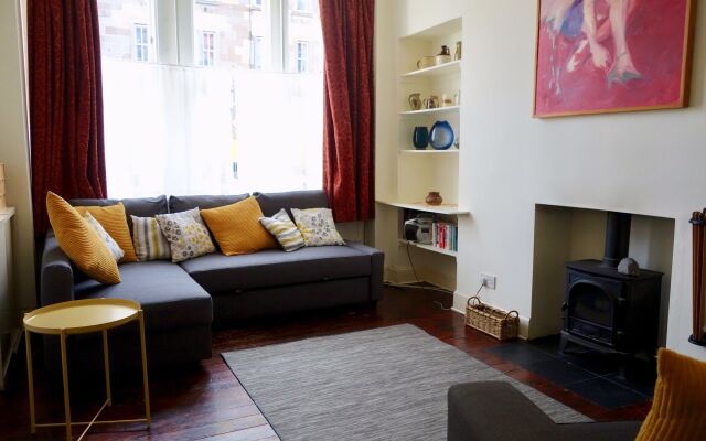 Spacious 2 Bedroom Home In Leith