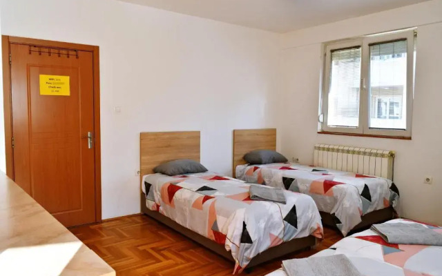 Hostel Sani