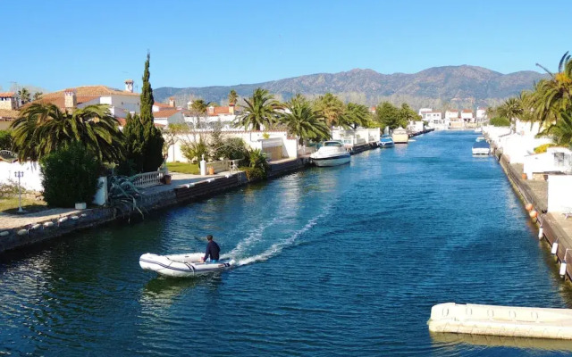 Apartment in Empuriabrava Near Beach