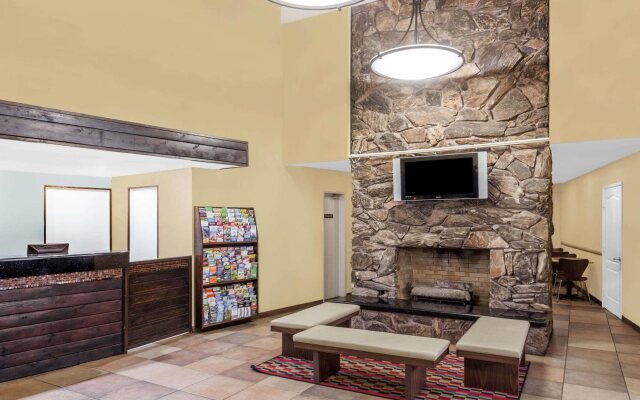 Super 8 by Wyndham Oceanside Marty's Valley Inn