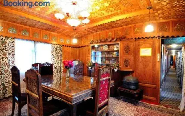 New Zenith Group of Houseboats