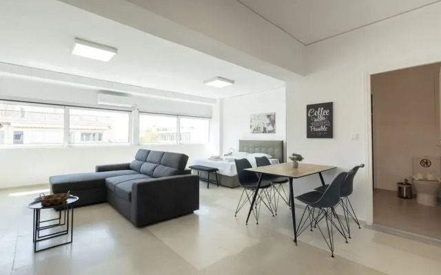 Spacious Urban Retreat Central 2-bedroom Haven for 8