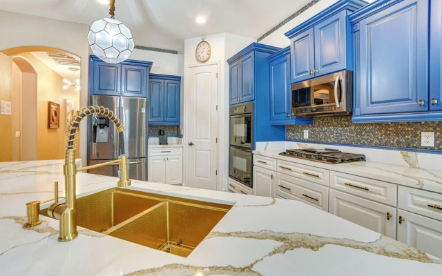 Putting Green & Hot Tub: Goodyear Retreat!