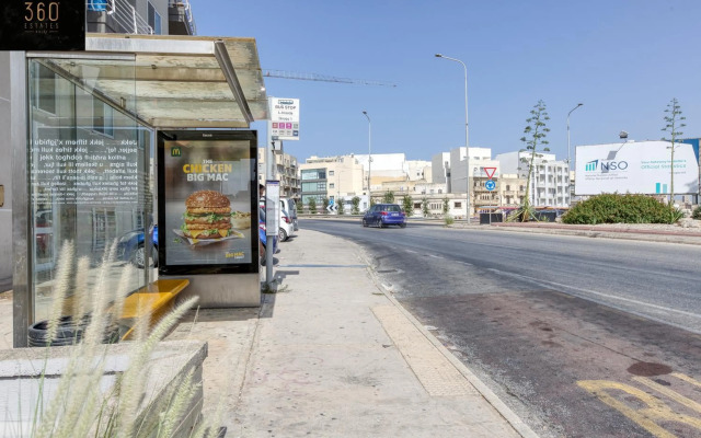 Spacious, 1BR duplex off UNI/Hospital with WIFI by 360 Estates