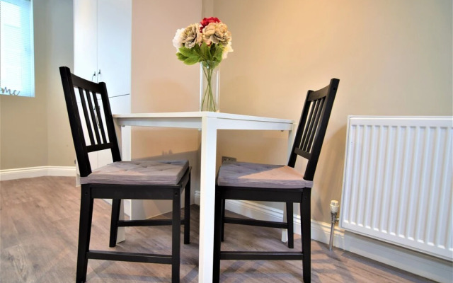 Modern two Bedroom Next TO Brighton Station