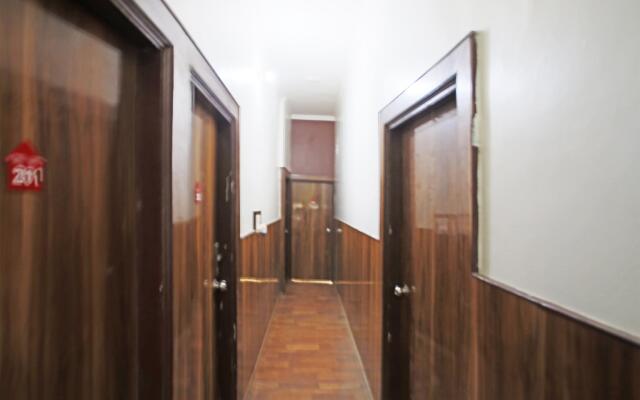 OYO 48007 B.S. Guest House