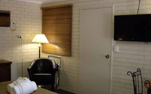 Estelle Kramer Motor Inn