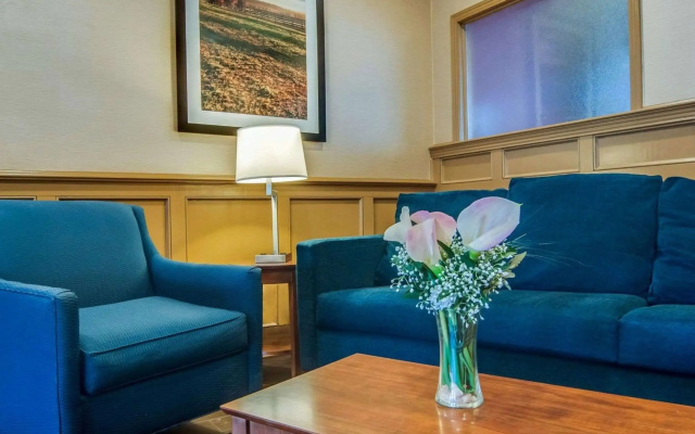 Comfort Inn & Suites Raphine - Lexington near I-81 and I-64